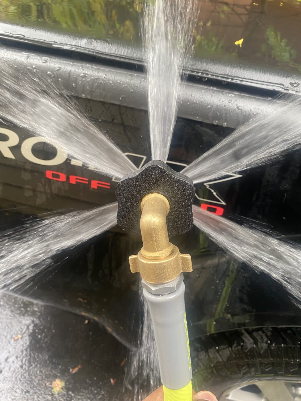 Six jets spraying from the front of the flush tool